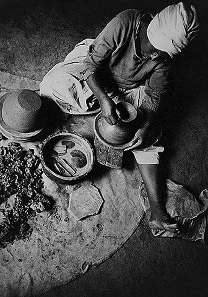 Jewish potter. Wallaka, Ethiopia. 1970. Oster center, Beit hatfutsot. Courtesy of Yona family, Israel.