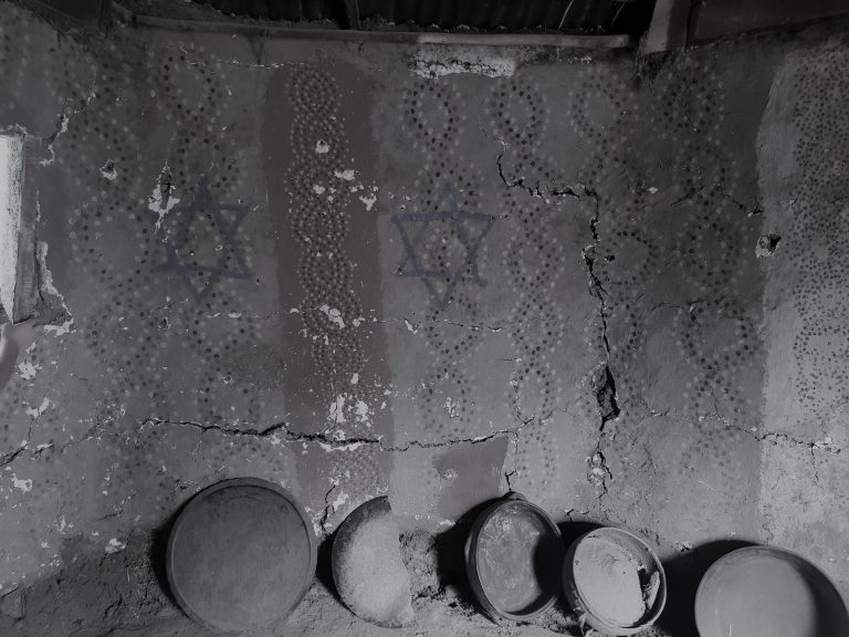 עיטורי קיר בסלון בית, בכפר וולקה, אתיופיה. צילום:רונן לוי.